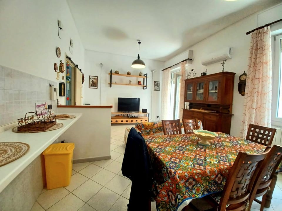 Communal lounge/ TV room, TV and multimedia, Kitchen or kitchenette, Seating area, Dining area, Evening entertainment