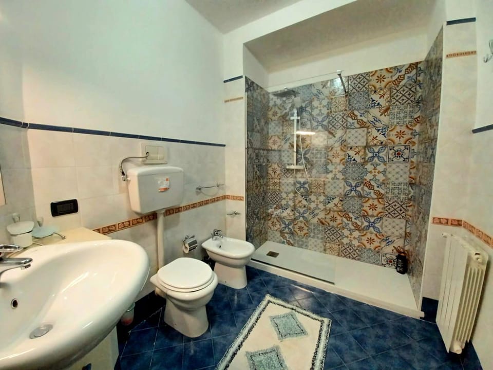Shower, Toilet, bidet