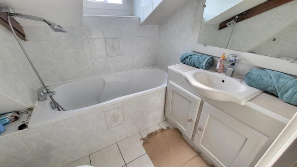 Bathroom, Bath, towels