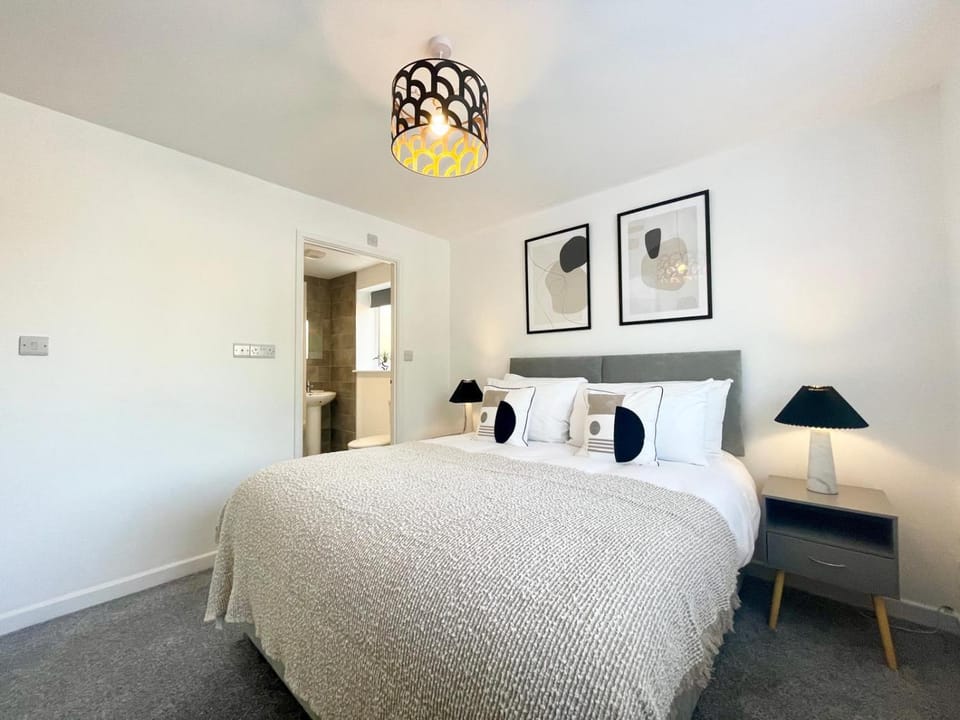 Shower, Bed, Photo of the whole room, Bedroom