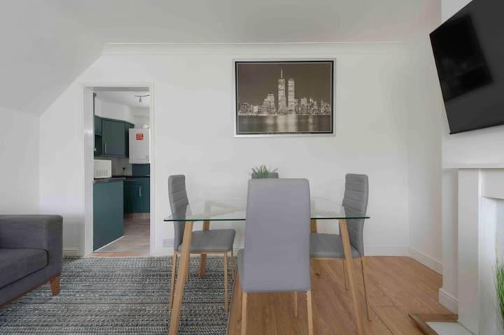 Sleeps 7 a 3 Bed house in Rochester 4 beds House in Rochester