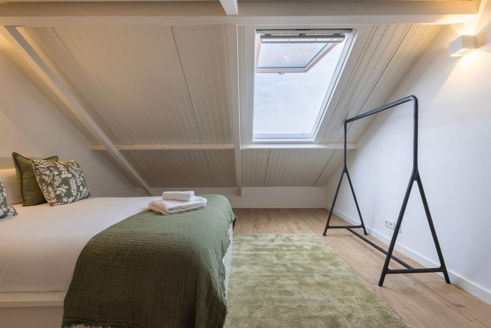 Bed, Bedroom, towels, wardrobe
