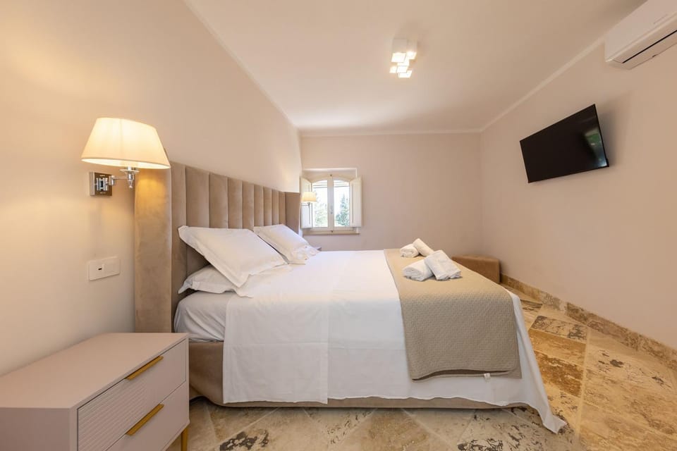 Bed, TV and multimedia, Photo of the whole room, Bedroom, towels, air conditioner