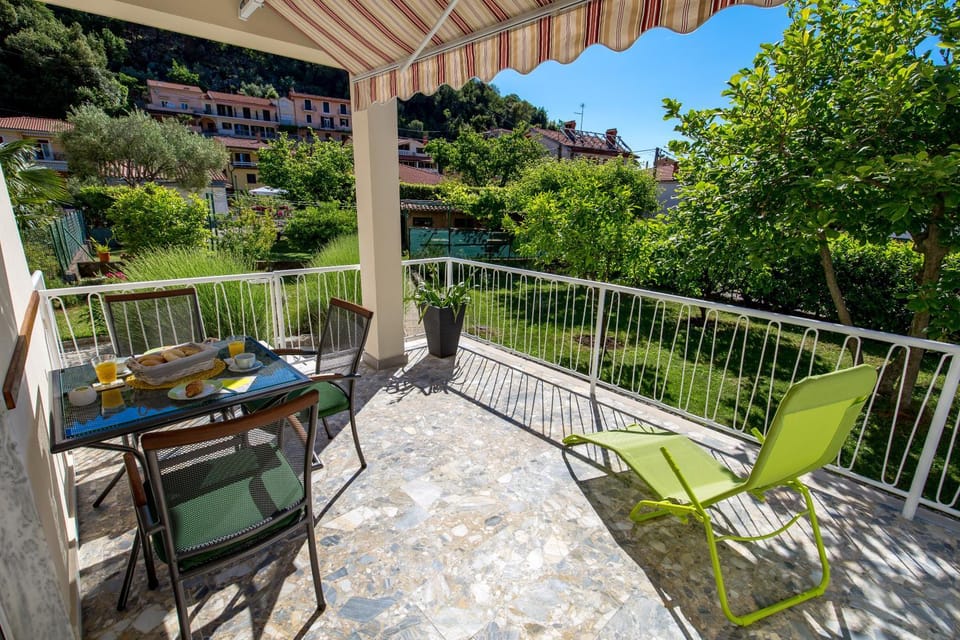 Balcony/Terrace, Seating area, Garden view