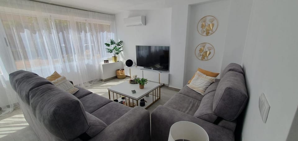 TV and multimedia, Living room, Seating area, Evening entertainment, air conditioner