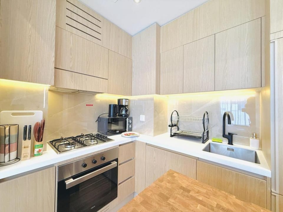 Vserve - Peaceful 1 BR Getaway in Vibrant JVC Apartment in Dubai