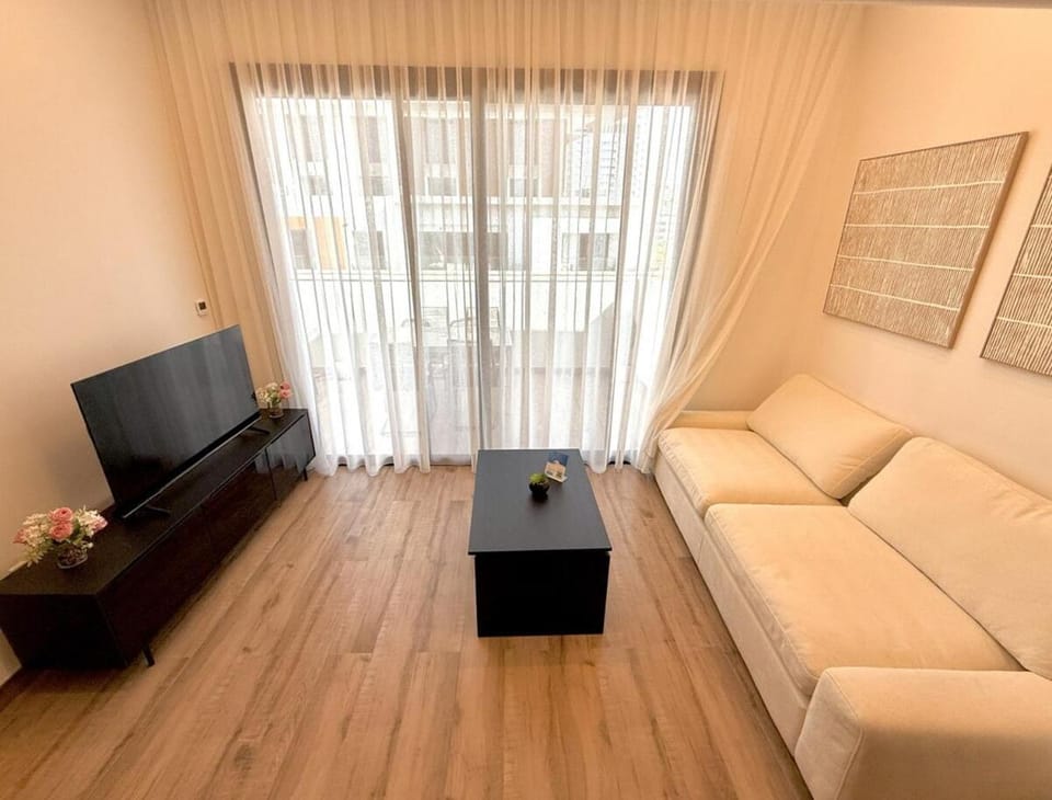 Vserve - Peaceful 1 BR Getaway in Vibrant JVC Apartment in Dubai