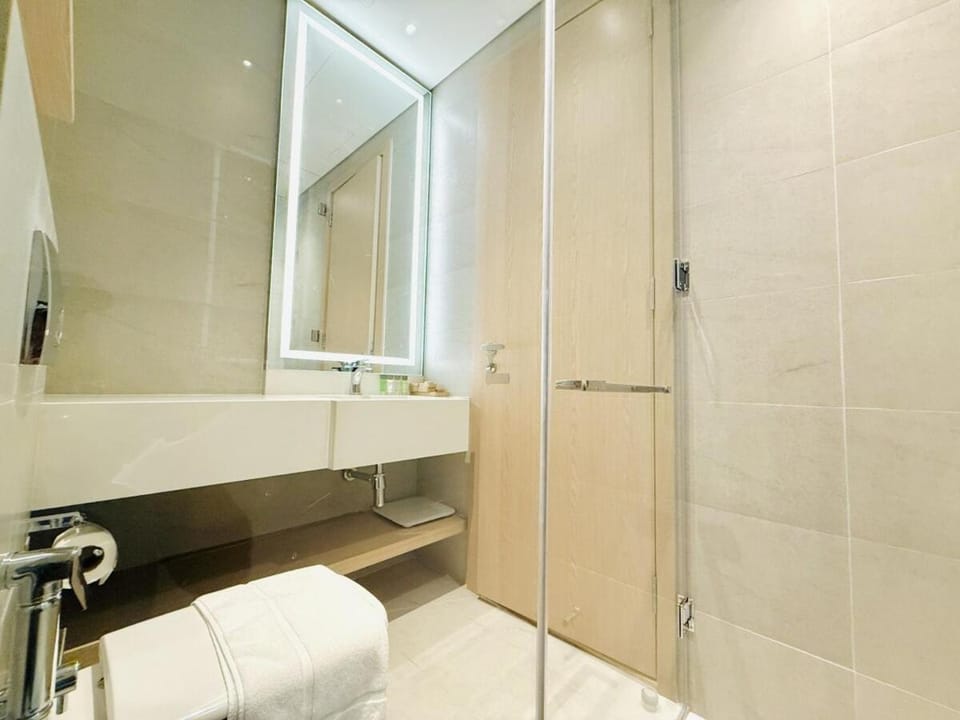 Vserve - Peaceful 1 BR Getaway in Vibrant JVC Apartment in Dubai
