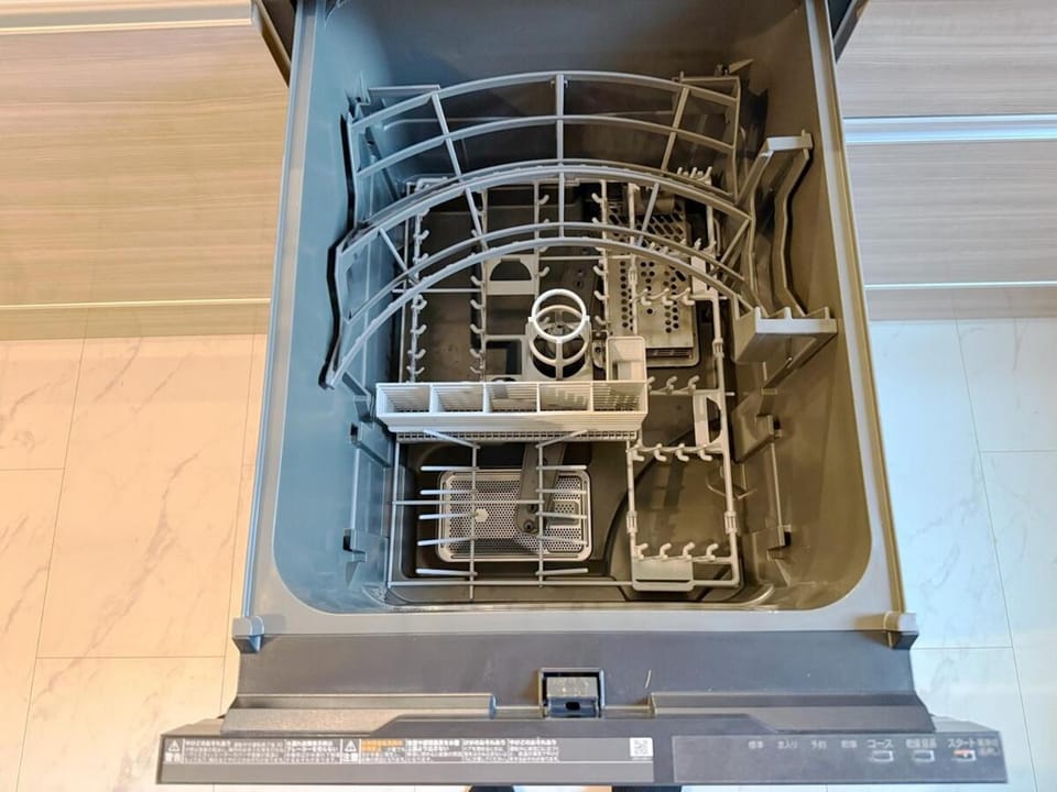 Kitchen or kitchenette, dishwasher