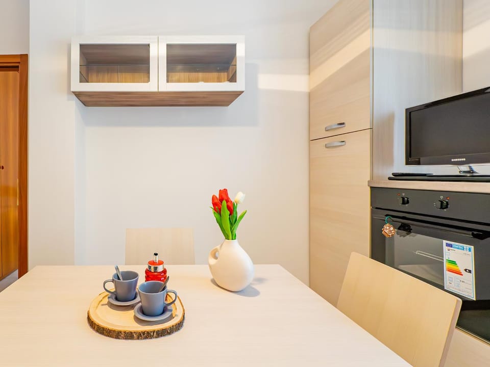 TV and multimedia, Coffee/tea facilities, Kitchen or kitchenette, Food and drinks, Photo of the whole room, Dining area, Food, minibar, oven