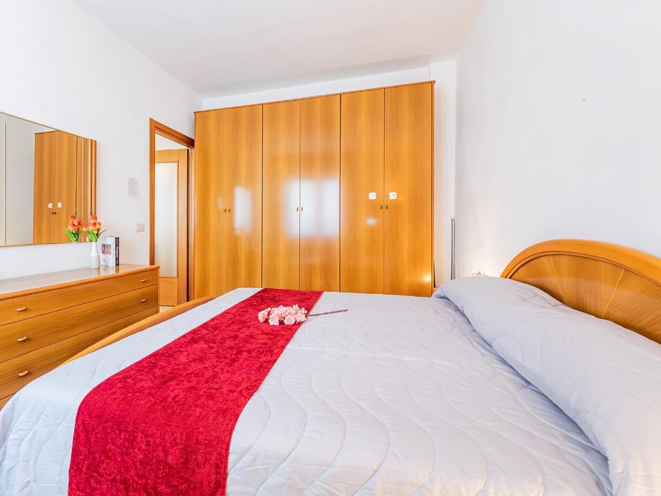 Bed, Photo of the whole room, Bedroom, wardrobe
