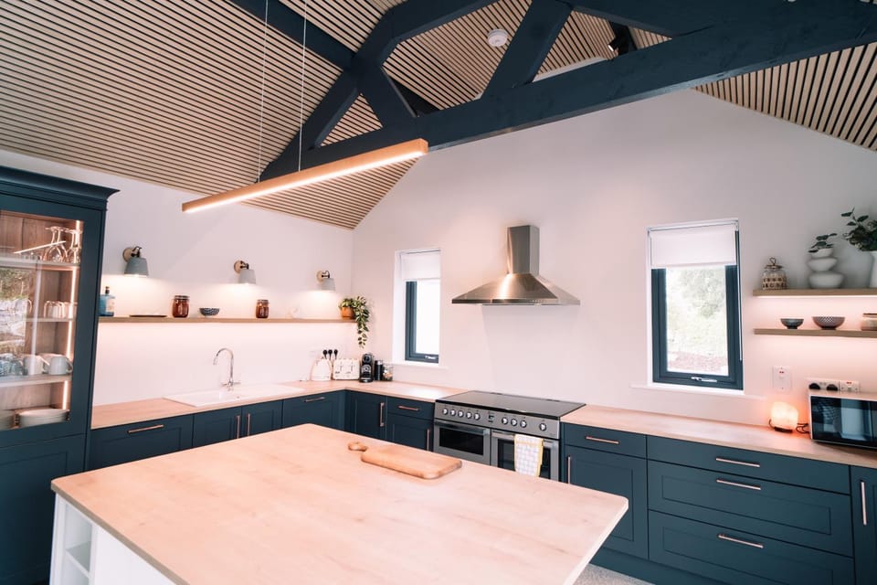 Coffee/tea facilities, Kitchen or kitchenette, microwave, oven, stove, toaster, toaster, kitchen