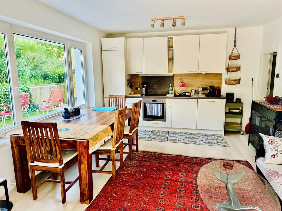 Kitchen or kitchenette, Dining area