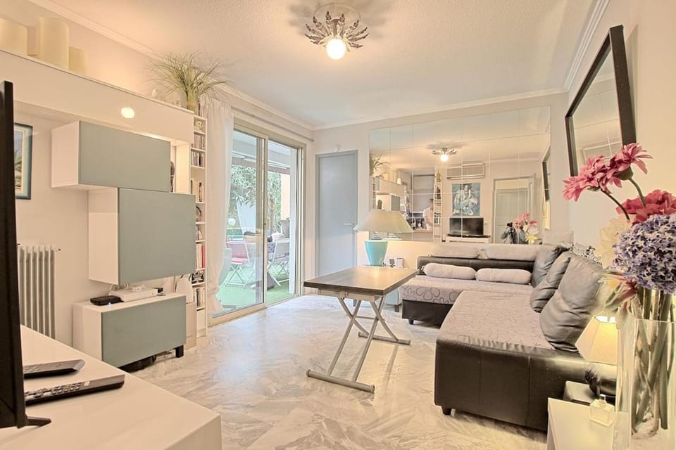 TV and multimedia, Living room, Seating area, internet, air conditioner
