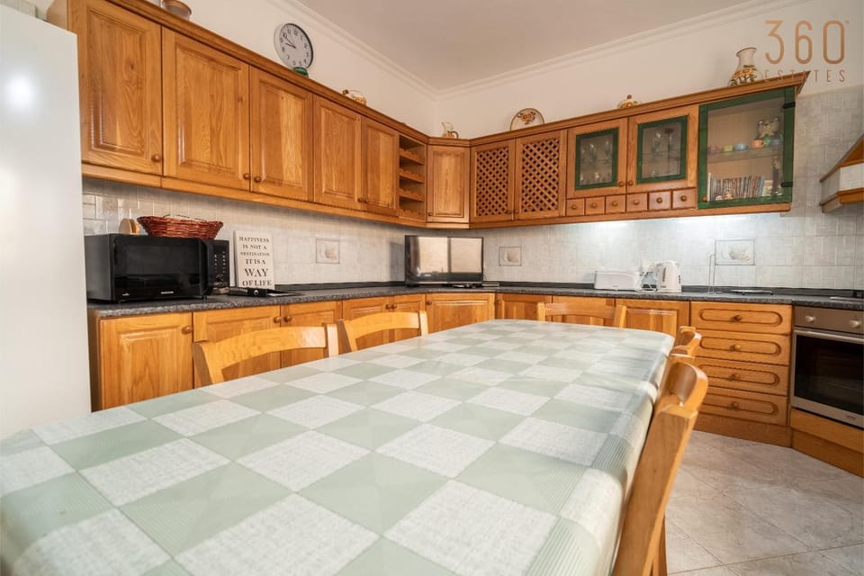 TV and multimedia, Kitchen or kitchenette, Living room, Seating area, Dining area, dishwasher, minibar, oven, pet friendly, stove