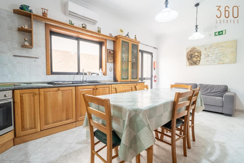 Kitchen or kitchenette, Living room, Seating area, Dining area, minibar, pet friendly, stove