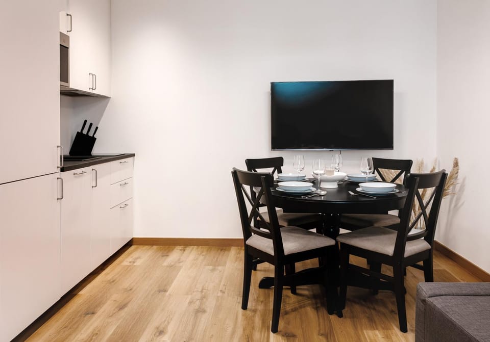 Kitchen or kitchenette, Dining area