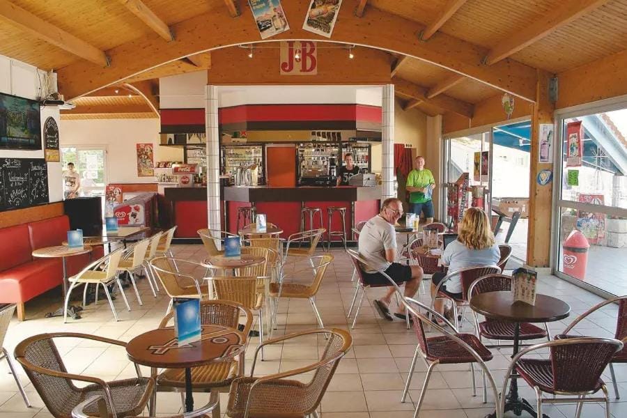 Restaurant/places to eat, Lounge or bar