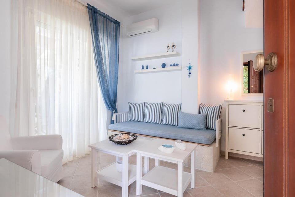 Bed, Living room, Seating area, air conditioner