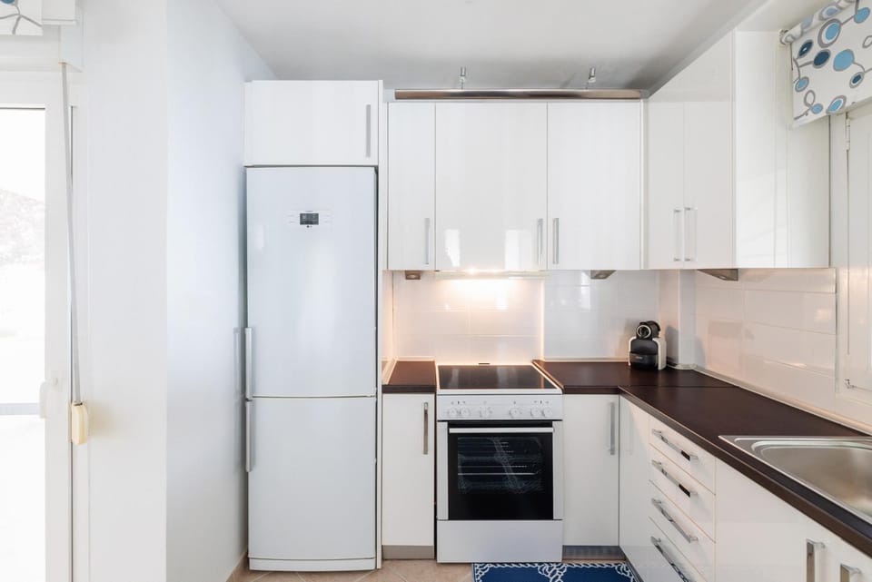 Coffee/tea facilities, Kitchen or kitchenette, oven, stove