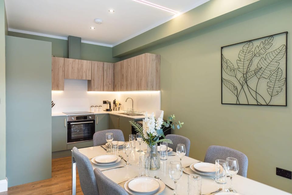 Kitchen or kitchenette, Dining area