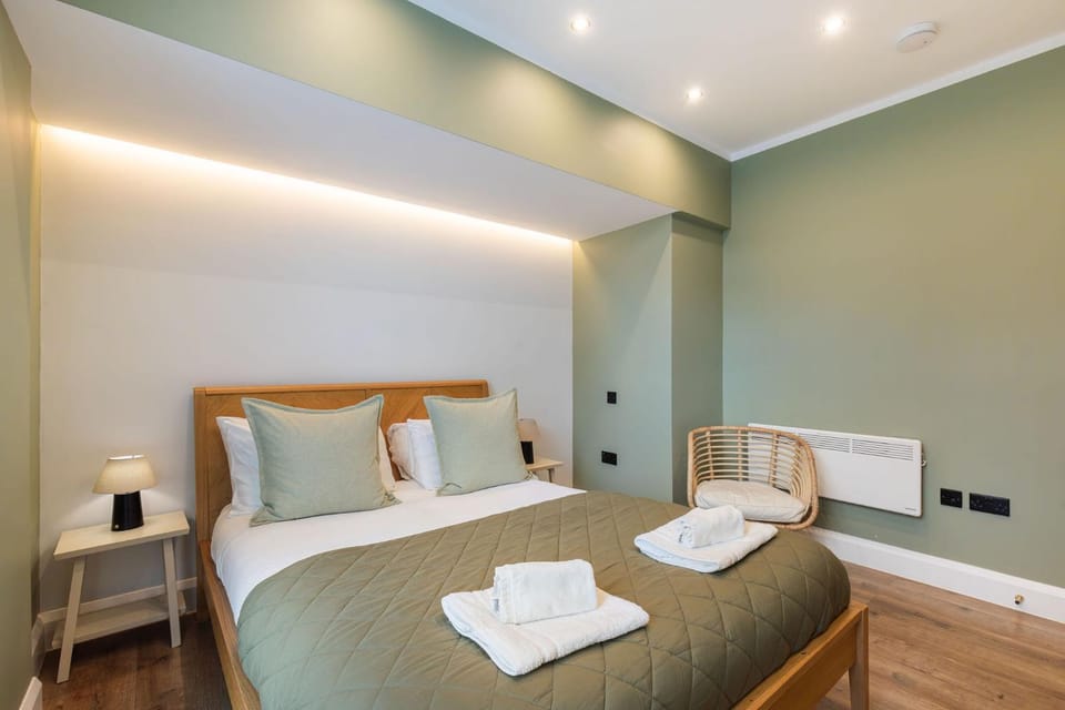 Bed, Photo of the whole room, Bedroom, towels