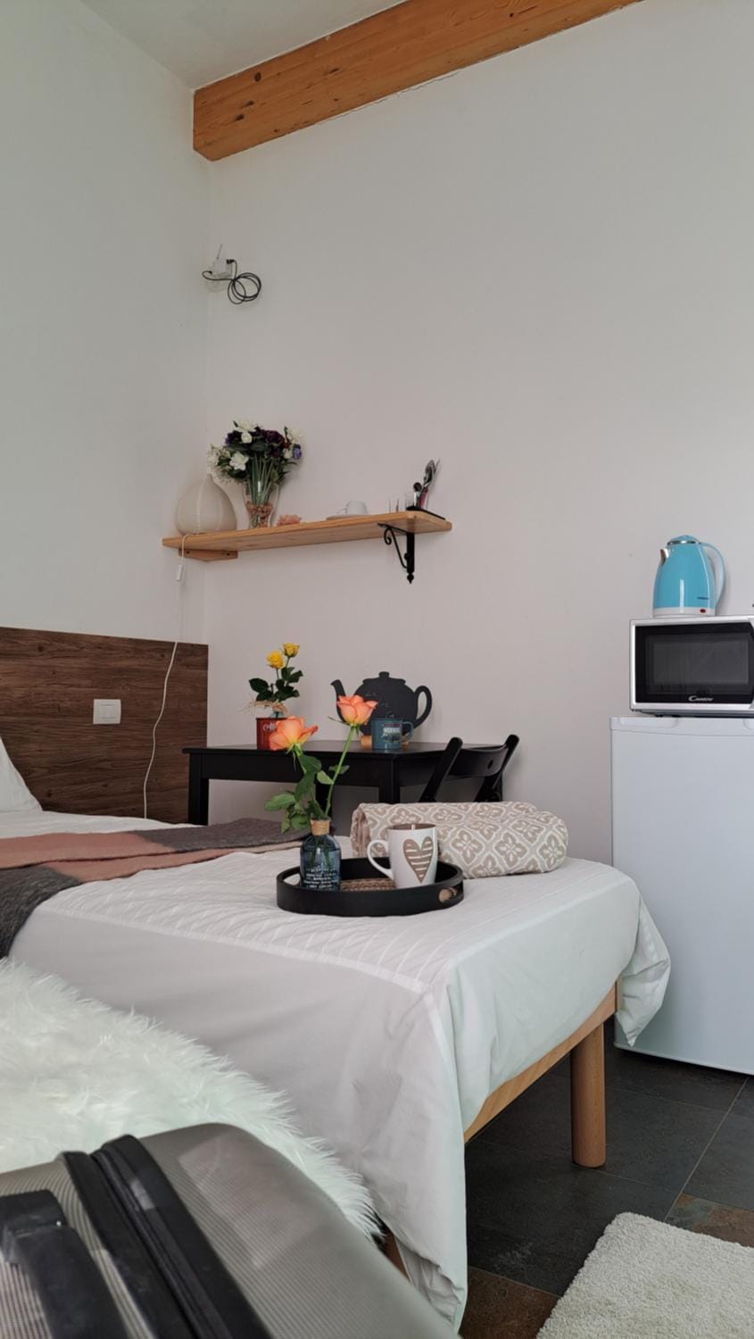 Photo of the whole room, Bedroom, minibar