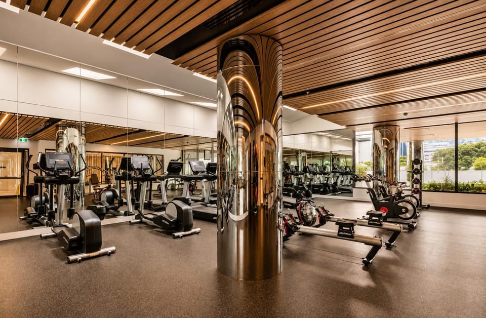 Luxury Sky High Apartment with Pool Gym & Parking Apartment in Southbank