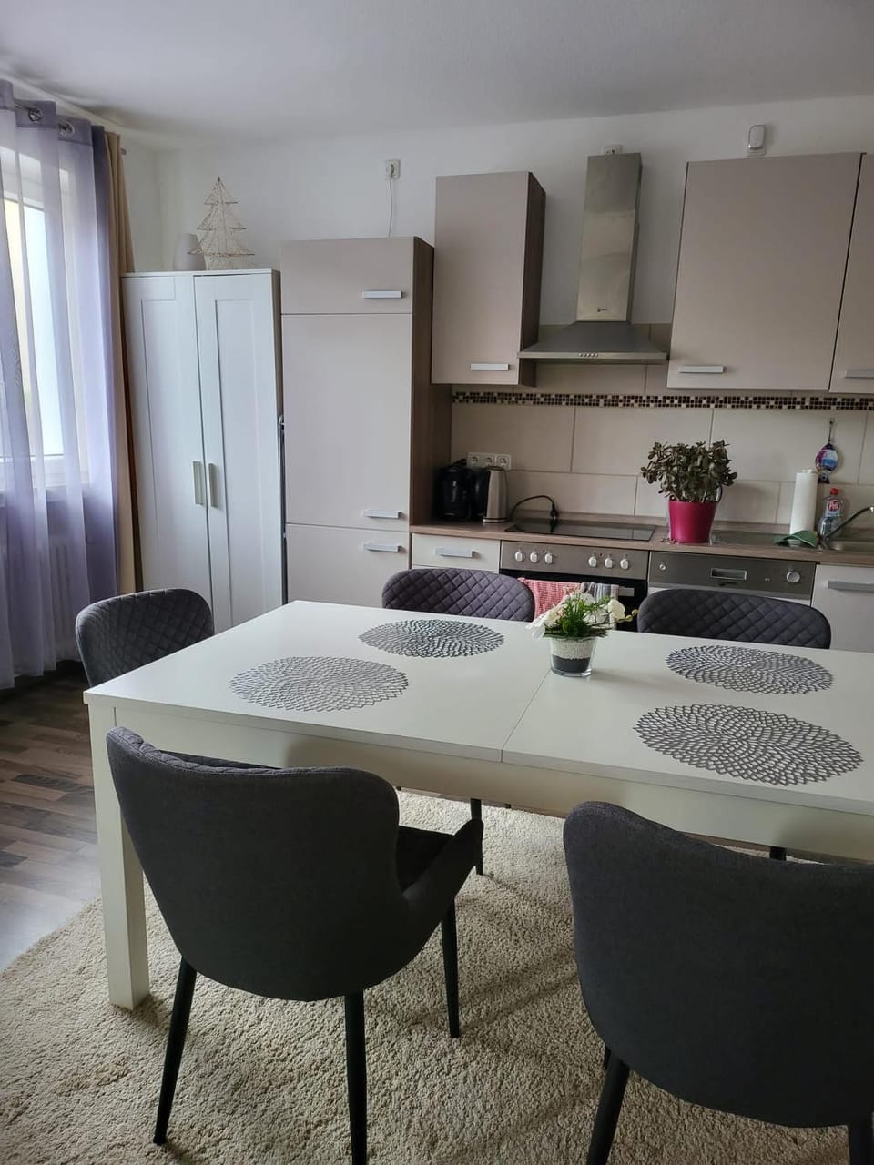 Kitchen or kitchenette, Seating area, Dining area