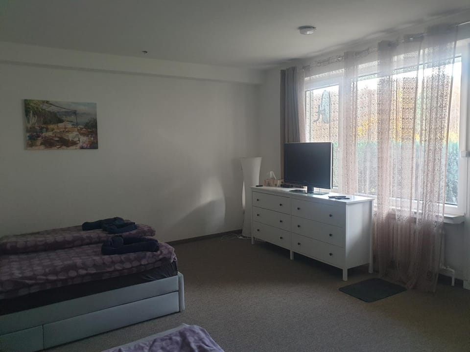 Bed, TV and multimedia, Evening entertainment, Bedroom