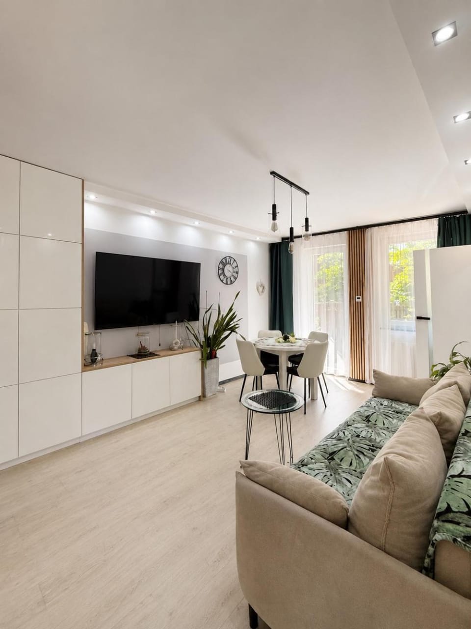 Communal lounge/ TV room, TV and multimedia, Kitchen or kitchenette, Living room, Seating area, Dining area, Evening entertainment