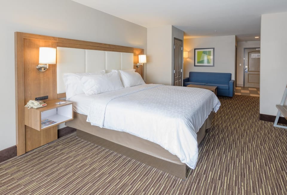 Holiday Inn Express & Suites Jamestown by IHG Hotel in Allegheny River
