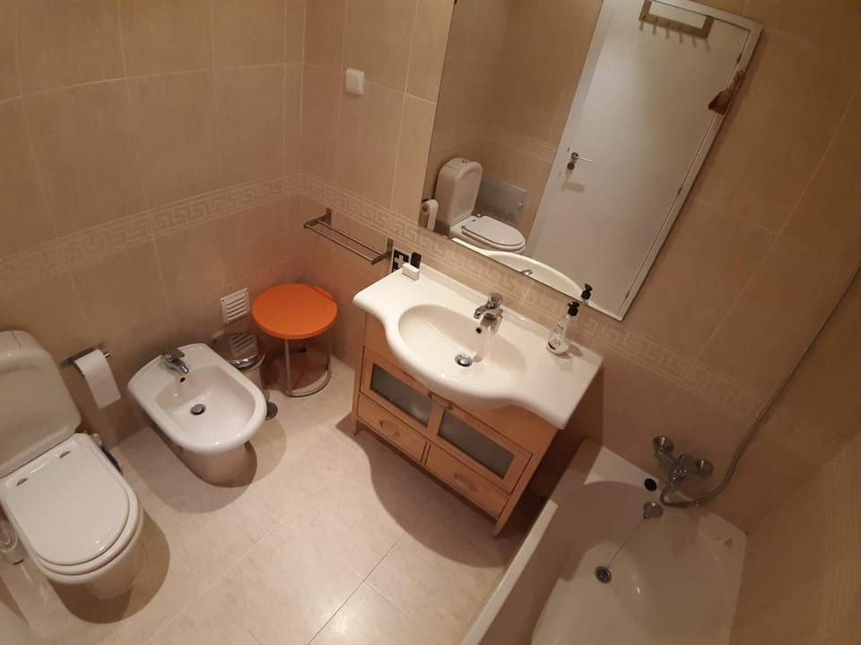 Shower, Toilet, Bathroom, Bath, bidet, towels