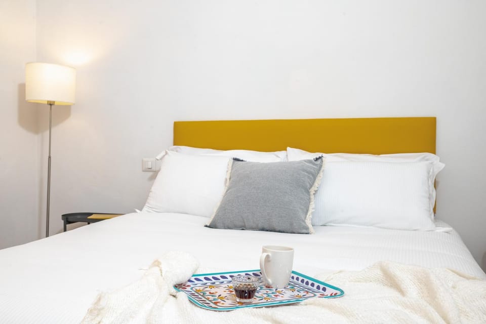 Bed, Food and drinks, Photo of the whole room, Bedroom, Non alcoholic drinks