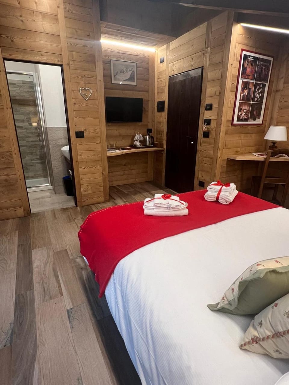 Bed, Bathroom, Photo of the whole room, Bedroom