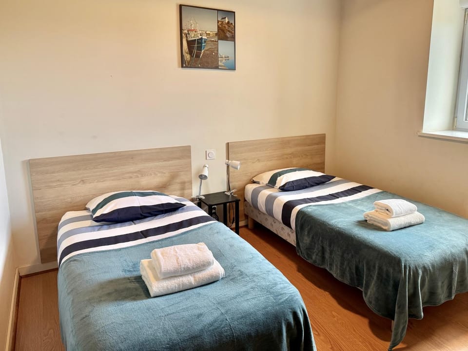 Bed, Photo of the whole room, Bedroom, towels