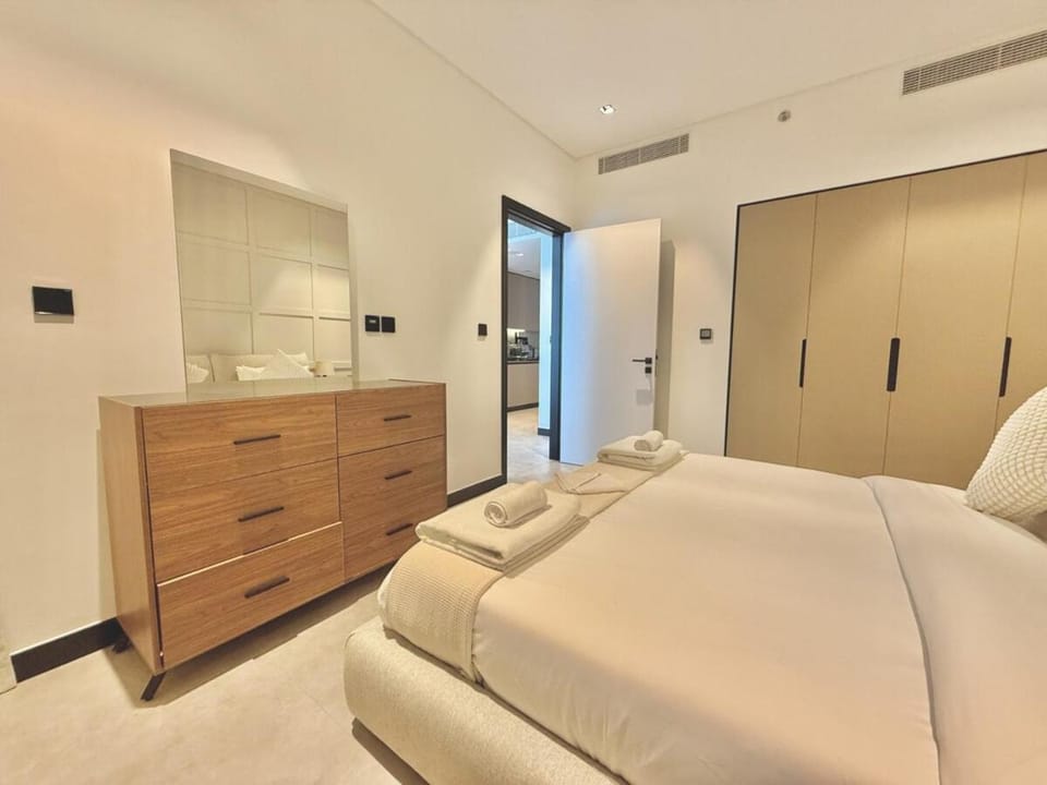 Vserve - 1 BR Escape With City Views & Canal Vibes Apartment in Dubai