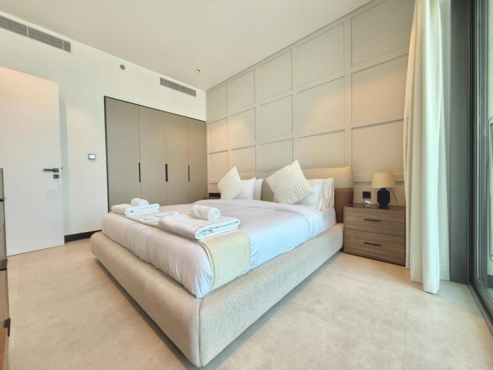 Vserve - 1 BR Escape With City Views & Canal Vibes Apartment in Dubai