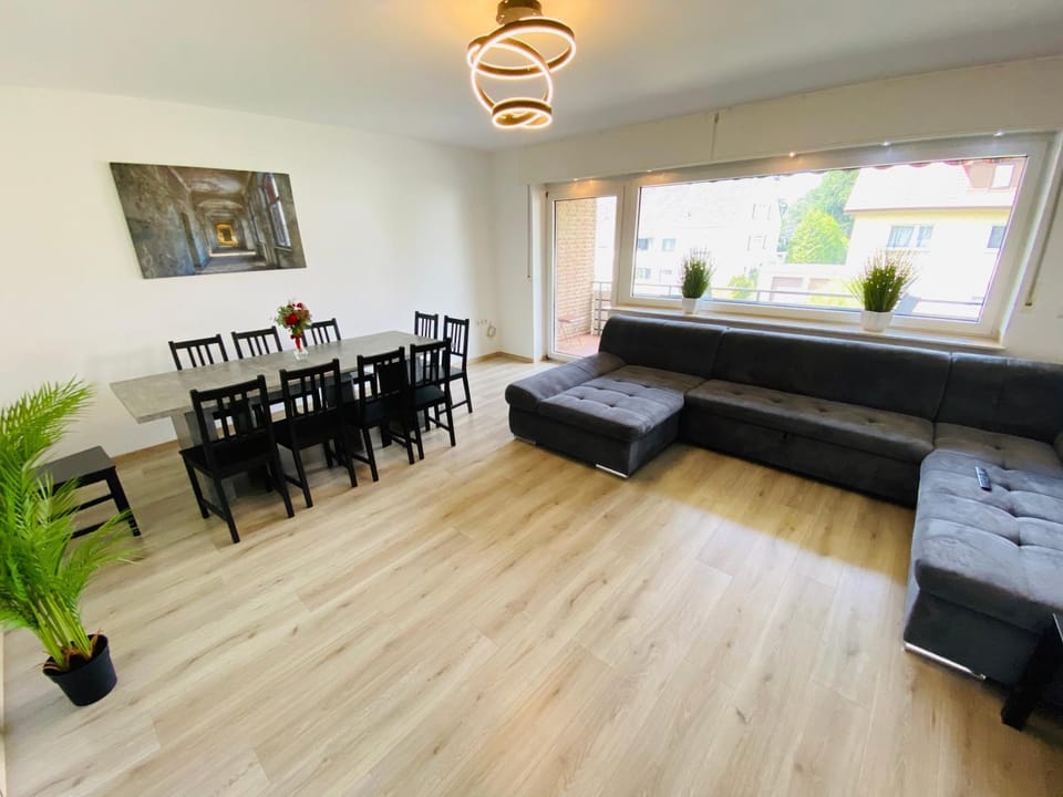 TV and multimedia, Living room, Seating area, Dining area
