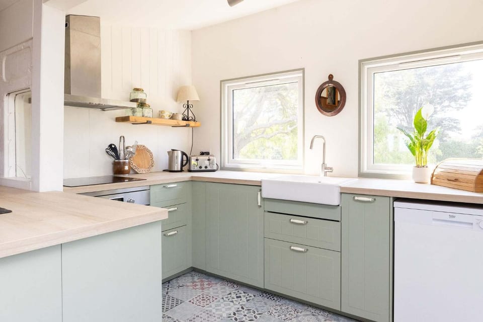 Coffee/tea facilities, Kitchen or kitchenette, dishwasher, stove
