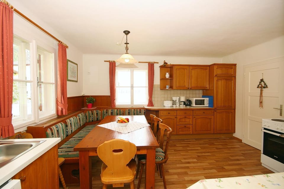 Kitchen or kitchenette, Seating area