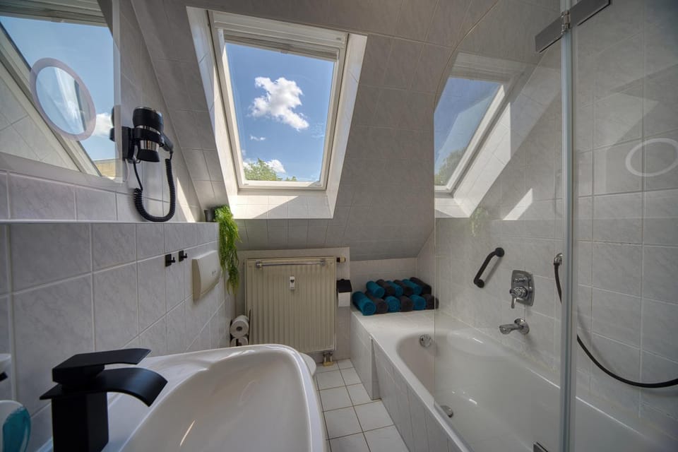 Shower, Toilet, Bathroom, Bath, towels