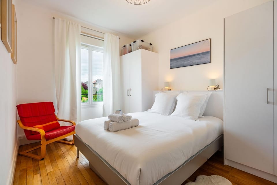 Bed, Photo of the whole room, Bedroom