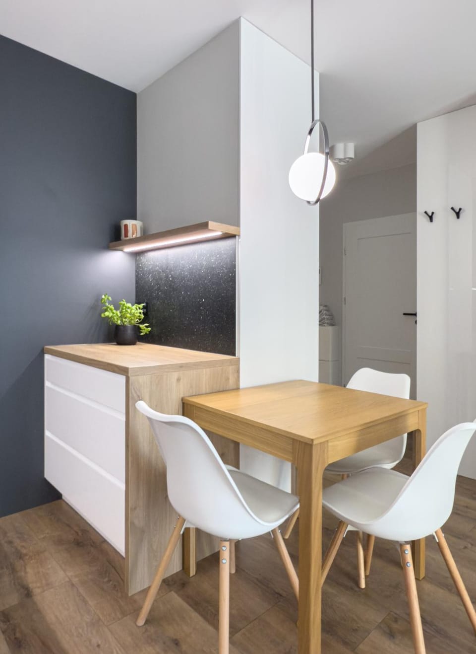 Kitchen or kitchenette, Dining area