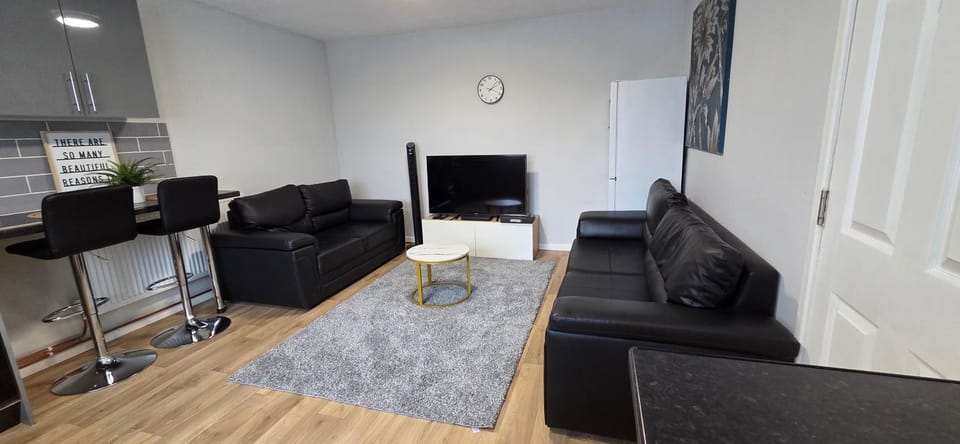 Communal lounge/ TV room, TV and multimedia, Living room, Seating area, Evening entertainment