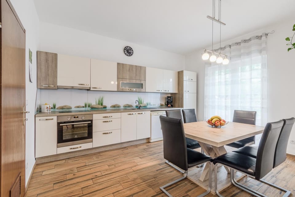 Coffee/tea facilities, Kitchen or kitchenette, Seating area, Dining area, dishwasher, oven, stove