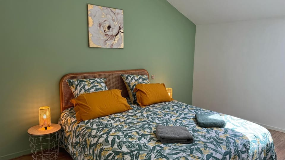 Bed, Photo of the whole room, Bedroom, towels