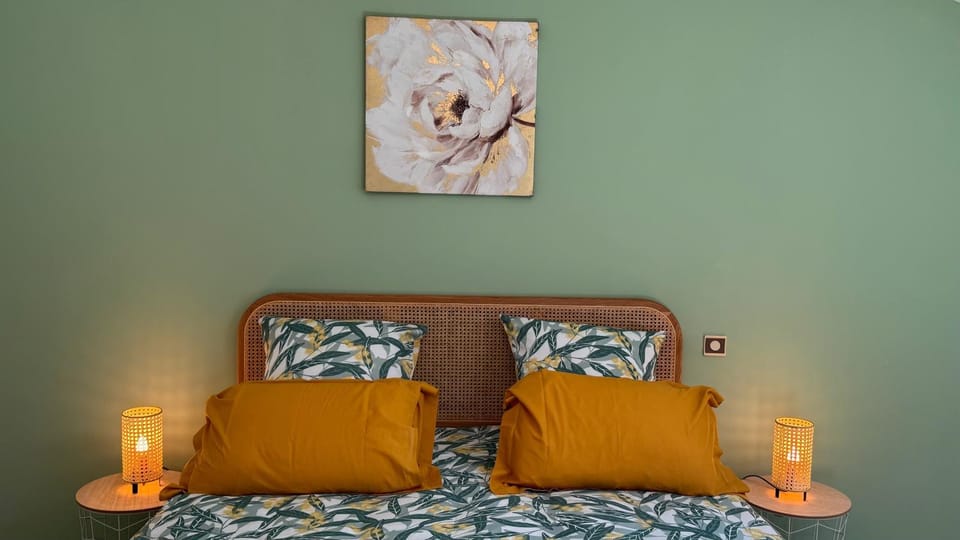 Bed, Photo of the whole room, Decorative detail, Bedroom