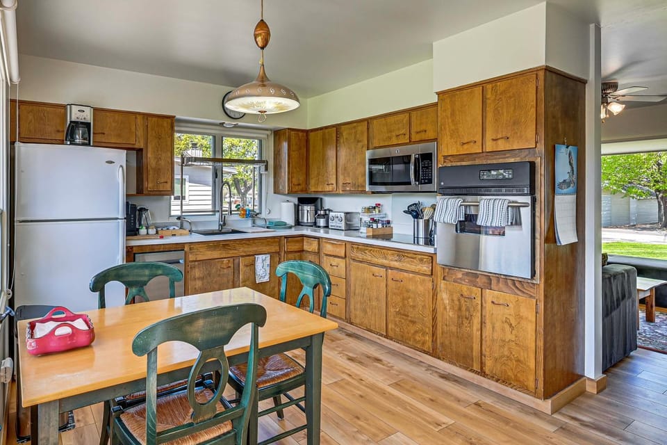 Walk to Flathead Lake: Airy Home w/ Mtn Views! House in Polson