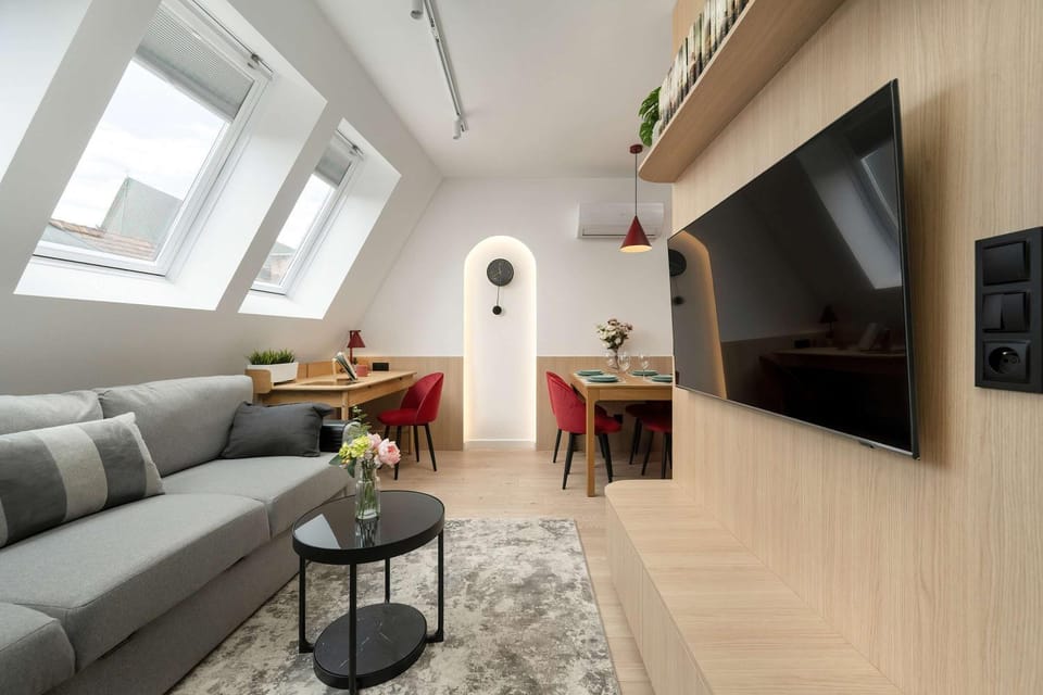 TV and multimedia, Living room, Seating area, Evening entertainment
